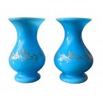 Par de vasinhos em opalina Baccarat Azul com decoração em dourado, França século XIX época Napoelão III
