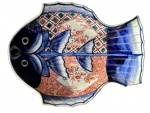 Raro prato Imari em forma de peixe, prevoniente de uma importate coleção, mesmo modelo reproduzido no Livro " Imari Satshuma And Other Japanese Export Ceramics " de Nancy  Schiffer, página 97. Possum um lascado em um lado da calda do peixe.