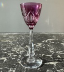 Cálice para licor, Baccarat lapidado a mão na cor vinho,