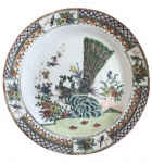 Prato chines familia verde, com  decoração de pavao ao centro