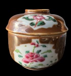 Potiche de porcelana Cia. das Índias, Família Rosa - Batavia, reservas decoradas com motivos florais sobre fundo Chocolate. China séc. XVIII