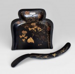 Migalheria com sua escova com rica decoração oriental sobre laca negra, china século XIX.