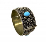 "Antiga pulseira/bracelete conhecida com escrava,  espessurada a prata decorada com pedras na cor azul. que lembra uma turquesa. 