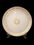 BACCARAT. Bandeja em opalina branco com delicado decoração em dourado. Em otimo estado, Franca época Napoelao III, cerca de 1870. Diâmetro 26 cm