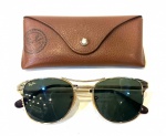 RAY-BAN- Óculos de sol armação em metal dourado em excelente estado, modelo e peça de coleção, na caixa original. 