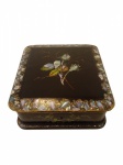 "Caixa porta joia em laca preta com decoração em incrustações demadriperolas nas laterais e no centro formando um lindo desenho floral, a parte interior esta impecavelmente forrada com tecido ainda horiginal, França fim do século XIX, medidas 8 x18x18 cm "