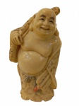 "Escultura de buda finamente esculpida em bloco de marfinite representando figura de ""pescador"". Altura 10 cm"