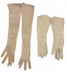 Lote contendo 2 pares de antigas luvas francea do final do século XIX em excelente estado de conservação, essas duas peçs foi encontrada dentro de uma antiga caixa de joias embaixo de um fundo falso, pensamos que nunca foram usadas pelo seu estado. França fim do século XIX