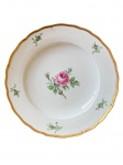 Prato em porcelana de Meissen com decoração floral e borda em dourado, Alemanha século XIX, micro bicado na borda, 25 cm.