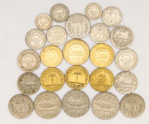 Numismática, Brasil. Lote com 24 moedas, sendo 100 RÉIS (TAMANDARÉ) 1936, 1000 RÉIS (JOSÉ DE ANCHIETA) 1936, 200 RÉIS (MAUÁ) 1936, 300 RÉIS (CARLOS GOMES) 1936, 400 RÉIS (OSWALDO CRUZ) 1936, 100 RÉIS (TAMANDARÉ) 1937, 1000 RÉIS (JOSÉ DE ANCHIETA) 1937, 200 RÉIS (MAUÁ) 1937, 300 RÉIS (CARLOS GOMES) 1937, 400 RÉIS (OSWALDO CRUZ) 1937, 100 RÉIS 1938, 100 RÉIS (TAMANDARÉ) 1938, 1000 RÉIS (JOSÉ DE ANCHIETA) 1938, 200 RÉIS 1938, 200 RÉIS (MAUÁ) 1938, 300 RÉIS 1938, 300 RÉIS (CARLOS GOMES) 1938, 400 RÉIS 1938, 400 RÉIS (OSWALDO CRUZ) 1938, 1000 RÉIS - TOBIAS BARRETO 1939, 2000 RÉIS - FLORIANO PEIXOTO 1939, 500 RÉIS - MACHADO DE ASSIS 1939, 100 RÉIS 1940, 400 RÉIS 1940