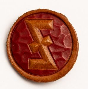 Militaria, Alemanha II Guerra. Proveniente de importante coleção adquirida na Bélgica - Feira de Militaria de Ciney. O partido nazista promoveu uma grande campanha de arrecadação de fundos antes e durante a guerra, com a venda de itens colecionáveis, pins, pendentes, tinnies, badges etc. Sempre colecionáveis voltada a novas compras. Oportunidade para colecionador avançado. **Item não promove ou glorifica violência ou intolerância racial. Está à venda apenas para fins de preservação da memória histórica. A Organização do leilão não faz apologia a quaisquer movimentos políticos ou ideológicos, e repudia qualquer ideologia de cunho racista.WHF em couro com runa. 1935/36. Raríssimo - alta cotação. 28 mm - runa `Wolfsangel`. Histórica e mística peça.