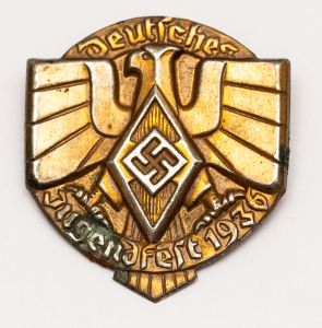 Militaria, Alemanha II Guerra. Proveniente de importante coleção adquirida na Bélgica - Feira de Militaria de Ciney. O partido nazista promoveu uma grande campanha de arrecadação de fundos antes e durante a guerra, com a venda de itens colecionáveis, pins, pendentes, tinnies, badges etc. Sempre colecionáveis voltada a novas compras. Oportunidade para colecionador avançado. **Item não promove ou glorifica violência ou intolerância racial. Está à venda apenas para fins de preservação da memória histórica. A Organização do leilão não faz apologia a quaisquer movimentos políticos ou ideológicos, e repudia qualquer ideologia de cunho racista. Hitlerjugend. Juventude Hitlerista. 1936 Festival. 36x40 mm. Rara peça. Cotação superior a 35 Euros.