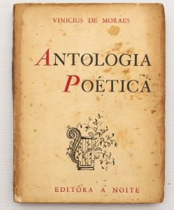 Livro: MORAES, Vinícius de. `Antologia Poética`, 1ª edição. Rio de Janeiro: Editora A Noite (1954); 271p. Broch. Pequena perda na lombada.