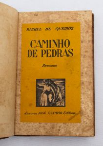 Livro: QUEIROZ, Rachel de. `Caminho de Pedras`, 1ª edição. Rio de Janeiro: José Olympio, 1937; 198p. Enc. com a capa.