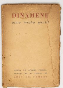 Livro: PEIXOTO, Afrânio. `Dinamene, Alma minha gentil`. Estudo, seguido de 44 poesias de Luís de Camões. Lisboa: `Arquivos Camonianos`, 1944; 82p. broch. ilustr. Fl. de rosto com manchas.