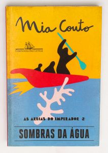 Livro: COUTO, Mia. `Sombras da Água`, 1ª edição autografada. São Paulo: Companhia das Letras, 2016; 384p. Broch. Dedicatória do autor.