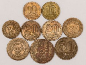 Numismática, Brasil. Lote com 9 moedas, sendo 10 CENTAVOS - GETÚLIO VARGAS 1942 NÍQUEL ROSA, 100 RÉIS 1942 NÍQUEL ROSA, 20 CENTAVOS - GETÚLIO VARGAS 1942 NÍQUEL ROSA, 200 RÉIS 1942 NÍQUEL ROSA, 300 RÉIS 1942 NÍQUEL ROSA, 400 RÉIS 1942 NÍQUEL ROSA, 50 CENTAVOS - GETÚLIO VARGAS 1942 NÍQUEL ROSA, 10 CENTAVOS - GETÚLIO VARGAS 1943 NÍQUEL ROSA, 20 CENTAVOS - GETÚLIO VARGAS 1943 NÍQUEL ROSA