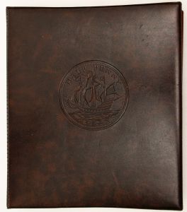 Álbum Numismático Half Penny da marca Lindner. Formato fichário, modular, podendo acrescentar mais folhas de acordo com a necessidade do usuário. Na configuração atual, comporta 214 moedas, possuindo cinco folhas para moedas de 27mm (175 moedas), uma folha para moedas de 34mm (24 moedas) e uma folha para moedas de 50mm (15 moedas). Possui a proteção de elegantes folhas separadoras em vermelho. Folhas adicionais e módulos podem facilmente ser encontradas na internet. Ítem indispensável para a organização de colecionadores exigentes 