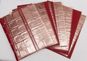 Numismática. Folhas modulares para Álbum Numismático. Lote com seis folhas, sendo três folhas para moedas de 34mm (72 moedas) e três folhas para moedas de 27mm (105 moedas). Acompanham folhas separadoras em elegante cor vermelha. Compatíveis com o Álbum anunciado no lote XXXXXX deste mesmo leilão. Oportunidade