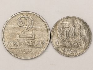 Numismática, Brasil. Lote com 2 Moedas sendo 2 Cruzeiros 1961 e 50 Centavos 1957 Rara Anomalia Boné - Oportunidade