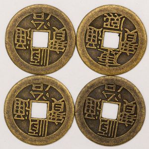 Numismática, China. Lote com 4 moedas chinesas Feng-Shui. Talismã da fortuna, sorte e prosperidade de bronze 25mm.