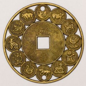 Numismática, China. Moeda chinesa Feng-Shui. Amuleto da sorte, fortuna e prosperidade. Bronze 44mm.