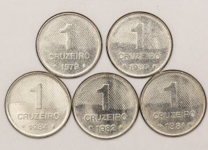 Numismática, Brasil. Lote com 5 moedas de 1 cruzeiro. Anos 1979, 1980, 1981, 1982 e 1984. Série Cana de Açúcar escassas.