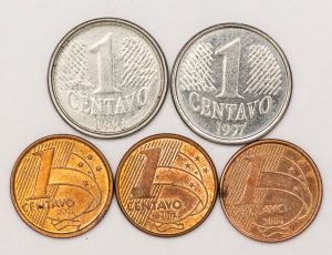 Numismática, Brasil. Lote com 5 moedas de 1 centavo ano 1994 e 1977 data vazada no reverso e 2002, 2003 e 2004 escassas.