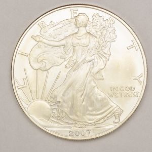 Numismática. Moeda de 1 onça de prata 999. (31.10g) Eagle Walking Liberty. Ano 2007. Encapsulada. Data escassa. Para colecionadores.