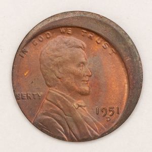 Numismática, U.S.A. Moeda One Cent Dollar Lincoln 1951 D. Anomalia Rara.