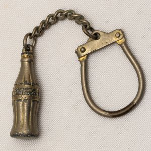 Chaveiro antigo anos 80 da Coca-Cola em metal 16 gramas original. Complete sua coleção.