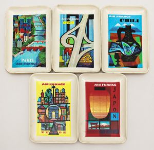 Colecionismo - Antigo Conjunto de 5 pratos do serviço de bordo da Air France - Todos decorados com motivos de países ou cidades servidas pela cia Aérea (Usa,frança, Chile, Japão) - Insignificantes marcas de uso nas peças