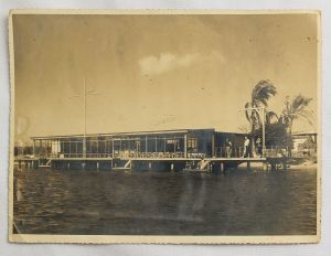 Colecionismo - Foto meados do séc XX - Clube Náutico de Cabo Frio - RJ - Foto do aclamado fotógrafo regional WOLNEY que retratou toda a região na época. Carimbo do fotógrafo no verso (23,5 x 17,5cm)