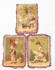 Colecionismo - 3 Figurinhas (11 x 8cm)  Importadas da França -  La Belle Epoque - Estilo Art Nouveau - sec XIX/XX Utilizada por lojas Brasileiras - Essas da Adolphe Malbouisson - Fabrica de Luvas - BAHIA - Brasil - Com bordado em croche em todo contorno.