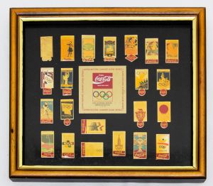 Colecionismo - Quadro decorativo com 22 Pins dos jogos olimpicos com logo da Coca Cola + placa central decorativa da Coca Cola