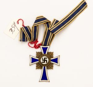 Militaria, Alemanha II Guerra. 16/12/1938 com a chancela de Hitler. Perfeito estado metal e esmaltes. Grau Bronze. 40x35.