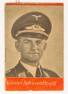 Militaria II Guerra. Mini livro 50x75mm. 8 pp ilustrado. Gunter Schwartzkopff. Oficial da Luftwaffe. Homenagem (morto em 1940).