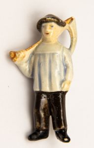 Militaria, Alemanha II Guerra. Proveniente de importante coleção adquirida em Ciney - Bélgica (Feira gigantesca de Militaria). O partido nazista promoveu uma grande arrecadação de fundos antes e durante a guerra com a venda de grande variedade de itens colecionáveis, pins, pendentes, tinnies, badges etc. Todos colecionáveis para incentivar novas compras. Como referência para estudo e identificação aconselhamos o catálogo Donation Badges, Pins & Pendants of the Third Reich de Joseph Cassidy & Christopher Alexander. Oportunidade para colecionador avançado. Peça em porcelana 45 mm. *Item não promove ou glorifica violência ou intolerância racial. Está à venda apenas para fins de preservação da memória histórica. A Organização do leilão não faz apologia a quaisquer movimentos políticos ou ideológicos, e repudia qualquer ideologia de cunho racista.