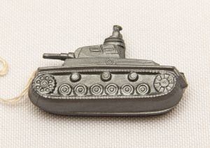 Militaria, Alemanha II Guerra. Proveniente de importante coleção adquirida em Ciney - Bélgica (Feira gigantesca de Militaria). O partido nazista promoveu uma grande arrecadação de fundos antes e durante a guerra com a venda de grande variedade de itens colecionáveis, pins, pendentes, tinnies, badges etc. Todos colecionáveis para incentivar novas compras. Como referência para estudo e identificação aconselhamos o catálogo Donation Badges, Pins & Pendants of the Third Reich de Joseph Cassidy & Christopher Alexander. Oportunidade para colecionador avançado. *Item não promove ou glorifica violência ou intolerância racial. Está à venda apenas para fins de preservação da memória histórica. A Organização do leilão não faz apologia a quaisquer movimentos políticos ou ideológicos, e repudia qualquer ideologia de cunho racista. Da série Wehrmacht Toys. Pág. 62-63. DRK-40-12. Panzer. 36x20 mm.