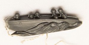 Militaria, Alemanha II Guerra. Proveniente de importante coleção adquirida em Ciney - Bélgica (Feira gigantesca de Militaria). O partido nazista promoveu uma grande arrecadação de fundos antes e durante a guerra com a venda de grande variedade de itens colecionáveis, pins, pendentes, tinnies, badges etc. Todos colecionáveis para incentivar novas compras. Como referência para estudo e identificação aconselhamos o catálogo Donation Badges, Pins & Pendants of the Third Reich de Joseph Cassidy & Christopher Alexander. Oportunidade para colecionador avançado. *Item não promove ou glorifica violência ou intolerância racial. Está à venda apenas para fins de preservação da memória histórica. A Organização do leilão não faz apologia a quaisquer movimentos políticos ou ideológicos, e repudia qualquer ideologia de cunho racista. Da série Wehrmacht Toys. Pág. 63. DRK 40-15. Lancha rápida com tripulação. 45 mm.