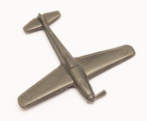 Militaria, Alemanha II Guerra. Proveniente de importante coleção adquirida em Ciney - Bélgica (Feira gigantesca de Militaria). O partido nazista promoveu uma grande arrecadação de fundos antes e durante a guerra com a venda de grande variedade de itens colecionáveis, pins, pendentes, tinnies, badges etc. Todos colecionáveis para incentivar novas compras. Como referência para estudo e identificação aconselhamos o catálogo Donation Badges, Pins & Pendants of the Third Reich de Joseph Cassidy & Christopher Alexander. Oportunidade para colecionador avançado. *Item não promove ou glorifica violência ou intolerância racial. Está à venda apenas para fins de preservação da memória histórica. A Organização do leilão não faz apologia a quaisquer movimentos políticos ou ideológicos, e repudia qualquer ideologia de cunho racista. Da série Wehrmacht Toys. Pág. 63. DRK 40-18. Luftwaffe ME-109. 45x50 mm.