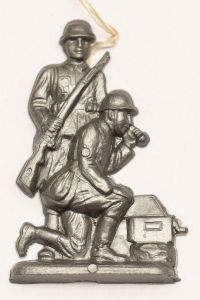 Militaria, Alemanha II Guerra. Proveniente de importante coleção adquirida em Ciney - Bélgica (Feira gigantesca de Militaria). O partido nazista promoveu uma grande arrecadação de fundos antes e durante a guerra com a venda de grande variedade de itens colecionáveis, pins, pendentes, tinnies, badges etc. Todos colecionáveis para incentivar novas compras. Como referência para estudo e identificação aconselhamos o catálogo Donation Badges, Pins & Pendants of the Third Reich de Joseph Cassidy & Christopher Alexander. Oportunidade para colecionador avançado. *Item não promove ou glorifica violência ou intolerância racial. Está à venda apenas para fins de preservação da memória histórica. A Organização do leilão não faz apologia a quaisquer movimentos políticos ou ideológicos, e repudia qualquer ideologia de cunho racista. Da série Wehrmacht Toys. Pág. 62. Variante do DRK 40-11 não catalogado. Inédito ainda com a linha para prender.