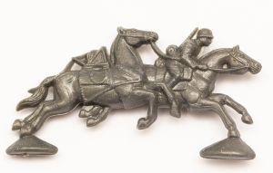 Militaria, Alemanha II Guerra. Proveniente de importante coleção adquirida em Ciney - Bélgica (Feira gigantesca de Militaria). O partido nazista promoveu uma grande arrecadação de fundos antes e durante a guerra com a venda de grande variedade de itens colecionáveis, pins, pendentes, tinnies, badges etc. Todos colecionáveis para incentivar novas compras. Como referência para estudo e identificação aconselhamos o catálogo Donation Badges, Pins & Pendants of the Third Reich de Joseph Cassidy & Christopher Alexander. Oportunidade para colecionador avançado. *Item não promove ou glorifica violência ou intolerância racial. Está à venda apenas para fins de preservação da memória histórica. A Organização do leilão não faz apologia a quaisquer movimentos políticos ou ideológicos, e repudia qualquer ideologia de cunho racista. 1941 Toys. TDW 41-5. Cavalo montando cabeamento. Pág. 185. 57x31 mm.