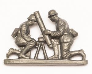 Militaria, Alemanha II Guerra. Proveniente de importante coleção adquirida em Ciney - Bélgica (Feira gigantesca de Militaria). O partido nazista promoveu uma grande arrecadação de fundos antes e durante a guerra com a venda de grande variedade de itens colecionáveis, pins, pendentes, tinnies, badges etc. Todos colecionáveis para incentivar novas compras. Como referência para estudo e identificação aconselhamos o catálogo Donation Badges, Pins & Pendants of the Third Reich de Joseph Cassidy & Christopher Alexander. Oportunidade para colecionador avançado. *Item não promove ou glorifica violência ou intolerância racial. Está à venda apenas para fins de preservação da memória histórica. A Organização do leilão não faz apologia a quaisquer movimentos políticos ou ideológicos, e repudia qualquer ideologia de cunho racista. 1941 Toys. Lançador de morteiro. TDW 41-6. 41x30 mm.