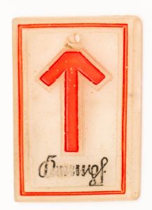 Militaria, Alemanha II Guerra. Proveniente de importante coleção adquirida em Ciney - Bélgica (Feira gigantesca de Militaria). O partido nazista promoveu uma grande arrecadação de fundos antes e durante a guerra com a venda de grande variedade de itens colecionáveis, pins, pendentes, tinnies, badges etc. Todos colecionáveis para incentivar novas compras. Como referência para estudo e identificação aconselhamos o catálogo Donation Badges, Pins & Pendants of the Third Reich de Joseph Cassidy & Christopher Alexander. Oportunidade para colecionador avançado. *Item não promove ou glorifica violência ou intolerância racial. Está à venda apenas para fins de preservação da memória histórica. A Organização do leilão não faz apologia a quaisquer movimentos políticos ou ideológicos, e repudia qualquer ideologia de cunho racista. Runa em vidro. Pág. 17. Kampf - Luta. 33x20 mm. DJH 40-4.