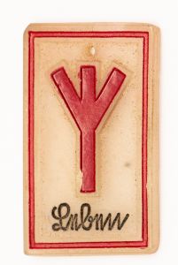 Militaria, Alemanha II Guerra. Proveniente de importante coleção adquirida em Ciney - Bélgica (Feira gigantesca de Militaria). O partido nazista promoveu uma grande arrecadação de fundos antes e durante a guerra com a venda de grande variedade de itens colecionáveis, pins, pendentes, tinnies, badges etc. Todos colecionáveis para incentivar novas compras. Como referência para estudo e identificação aconselhamos o catálogo Donation Badges, Pins & Pendants of the Third Reich de Joseph Cassidy & Christopher Alexander. Oportunidade para colecionador avançado. *Item não promove ou glorifica violência ou intolerância racial. Está à venda apenas para fins de preservação da memória histórica. A Organização do leilão não faz apologia a quaisquer movimentos políticos ou ideológicos, e repudia qualquer ideologia de cunho racista. Runa em vidro. Pág. 17. Leben - Vida. 33x20 mm. DJH 40-5.