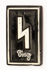 Militaria, Alemanha II Guerra. Proveniente de importante coleção adquirida em Ciney - Bélgica (Feira gigantesca de Militaria). O partido nazista promoveu uma grande arrecadação de fundos antes e durante a guerra com a venda de grande variedade de itens colecionáveis, pins, pendentes, tinnies, badges etc. Todos colecionáveis para incentivar novas compras. Como referência para estudo e identificação aconselhamos o catálogo Donation Badges, Pins & Pendants of the Third Reich de Joseph Cassidy & Christopher Alexander. Oportunidade para colecionador avançado. *Item não promove ou glorifica violência ou intolerância racial. Está à venda apenas para fins de preservação da memória histórica. A Organização do leilão não faz apologia a quaisquer movimentos políticos ou ideológicos, e repudia qualquer ideologia de cunho racista. Runa em vidro. Pág. 17. Sieg - Vitória. 33x20 mm. DJH 40-6 (Rara).