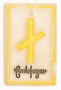 Militaria, Alemanha II Guerra. Proveniente de importante coleção adquirida em Ciney - Bélgica (Feira gigantesca de Militaria). O partido nazista promoveu uma grande arrecadação de fundos antes e durante a guerra com a venda de grande variedade de itens colecionáveis, pins, pendentes, tinnies, badges etc. Todos colecionáveis para incentivar novas compras. Como referência para estudo e identificação aconselhamos o catálogo Donation Badges, Pins & Pendants of the Third Reich de Joseph Cassidy & Christopher Alexander. Oportunidade para colecionador avançado. *Item não promove ou glorifica violência ou intolerância racial. Está à venda apenas para fins de preservação da memória histórica. A Organização do leilão não faz apologia a quaisquer movimentos políticos ou ideológicos, e repudia qualquer ideologia de cunho racista. Runa em vidro. Pág. 17. Erntesegen. DJH 40-2. Bênção da colheita. Raríssima, completa a série.