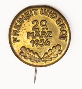Militaria, Alemanha II Guerra. Proveniente de importante coleção adquirida em Ciney - Bélgica (Feira gigantesca de Militaria). O partido nazista promoveu uma grande arrecadação de fundos antes e durante a guerra com a venda de grande variedade de itens colecionáveis, pins, pendentes, tinnies, badges etc. Todos colecionáveis para incentivar novas compras. Como referência para estudo e identificação aconselhamos o catálogo Donation Badges, Pins & Pendants of the Third Reich de Joseph Cassidy & Christopher Alexander. Oportunidade para colecionador avançado. *Item não promove ou glorifica violência ou intolerância racial. Está à venda apenas para fins de preservação da memória histórica. A Organização do leilão não faz apologia a quaisquer movimentos políticos ou ideológicos, e repudia qualquer ideologia de cunho racista. Campanha de 1936. Liberdade e Pão. 27 mm.