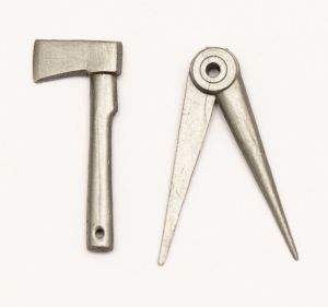 Militaria, Alemanha II Guerra. Proveniente de importante coleção adquirida em Ciney - Bélgica (Feira gigantesca de Militaria). O partido nazista promoveu uma grande arrecadação de fundos antes e durante a guerra com a venda de grande variedade de itens colecionáveis, pins, pendentes, tinnies, badges etc. Todos colecionáveis para incentivar novas compras. Como referência para estudo e identificação aconselhamos o catálogo Donation Badges, Pins & Pendants of the Third Reich de Joseph Cassidy & Christopher Alexander. Oportunidade para colecionador avançado. *Item não promove ou glorifica violência ou intolerância racial. Está à venda apenas para fins de preservação da memória histórica. A Organização do leilão não faz apologia a quaisquer movimentos políticos ou ideológicos, e repudia qualquer ideologia de cunho racista. 1939. Pág. 16 - Ferramentas de construção. Estamos oferecendo 2 das 6 peças catalogadas. Oportunidade.